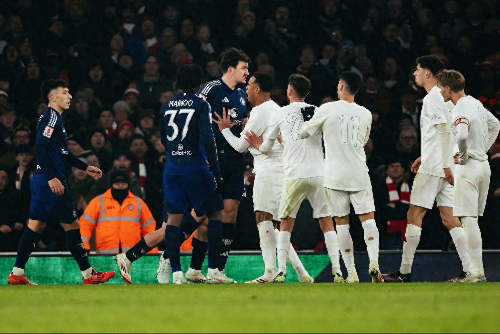 半岛体育官网下载-曼联客场轻松取胜重回冠军争夺战