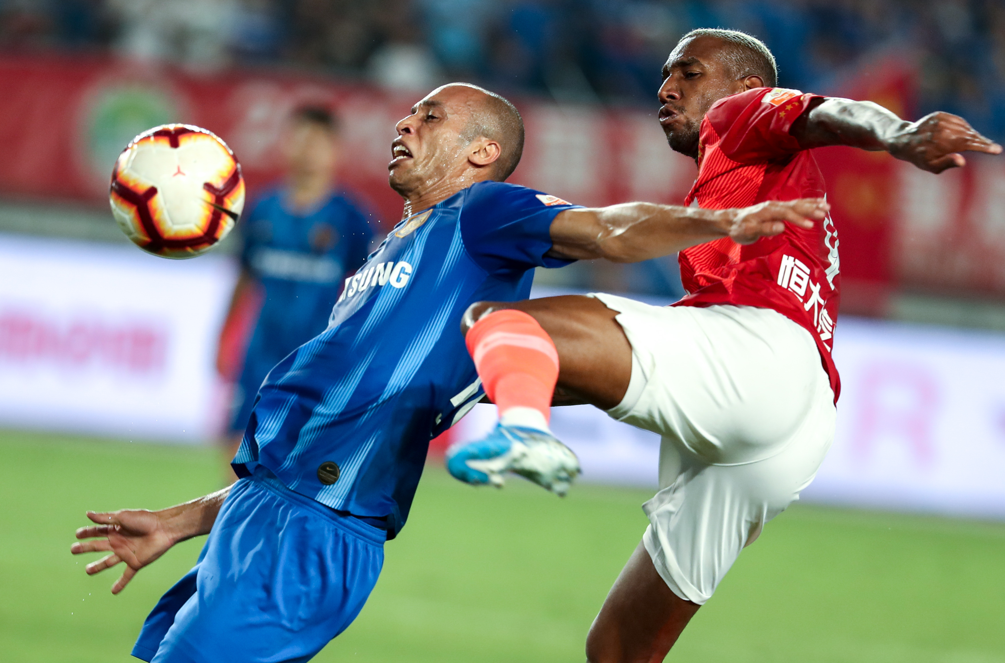 半岛体育综合官网-广州恒大客场大胜江苏苏宁，全取三分的简单介绍