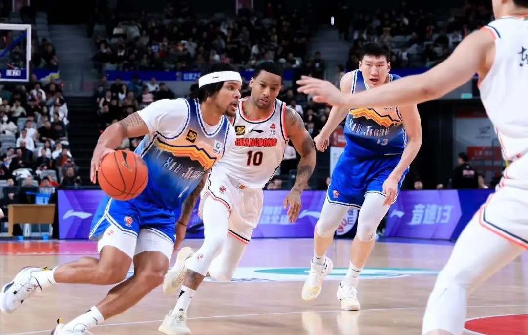 半岛体育官方网站入口-纷繁的比赛场面中，强劲的球员展现了实力的简单介绍