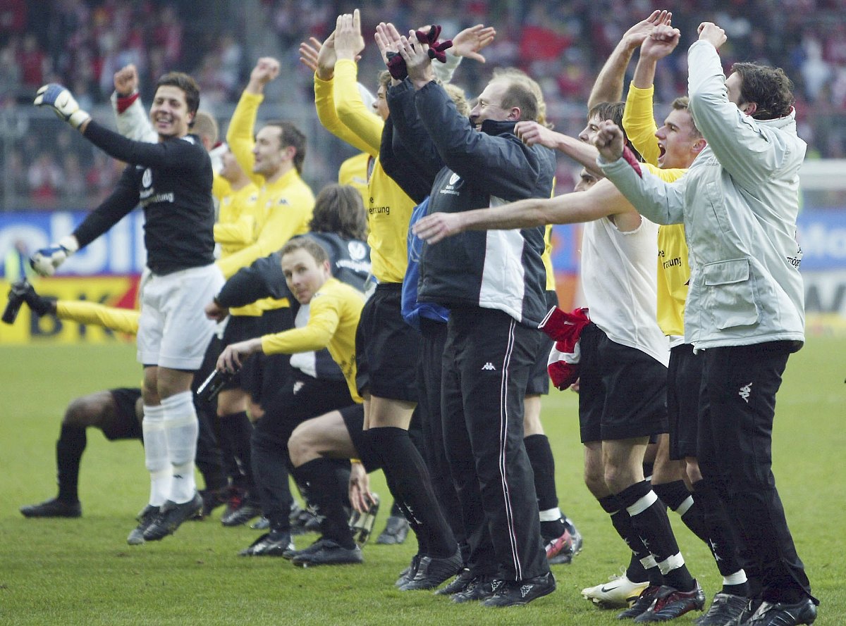 半岛体育官网入口-英格兰球员与偶像照片合影赢得球迷欢呼的简单介绍