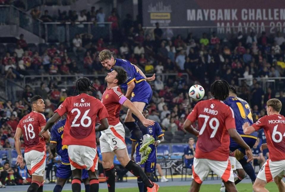 半岛体育下载入口官网-曼联客场失利，危机四伏前途未卜